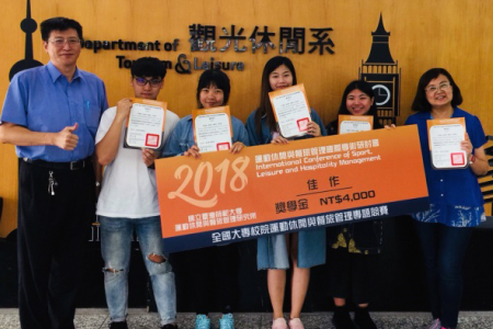 龍華科大觀休系主任胡光復、學生蔡翔名、田家綾、吳聿涵、蘇喜玉及張玉蓮老師(由左至右)，於獲獎後開心合影。