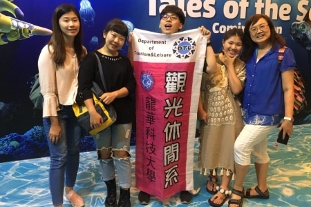 龍華科大觀休系張玉蓮老師帶領學生田家綾、吳聿涵、蘇喜玉、蔡翔名同學赴泰國暹羅海洋世界現地參與觀察實況。