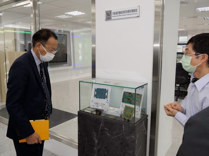 曾德榮代表對龍華科大豐沛研發能量及產學合作成果,留下深刻印象。