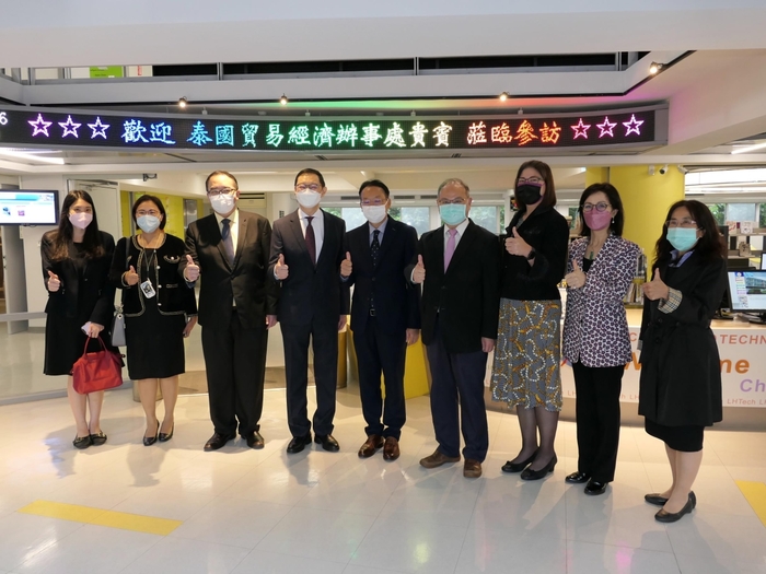 曾德榮代表一行參觀DREAM圖書館並合影。